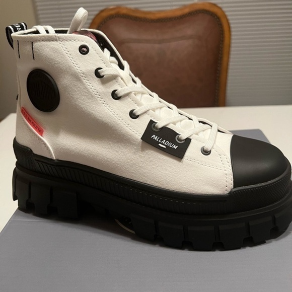 Palladium Shoes - NWT Palladium Revolt White Top/Black Bottom Women's Size 9🔥🔥